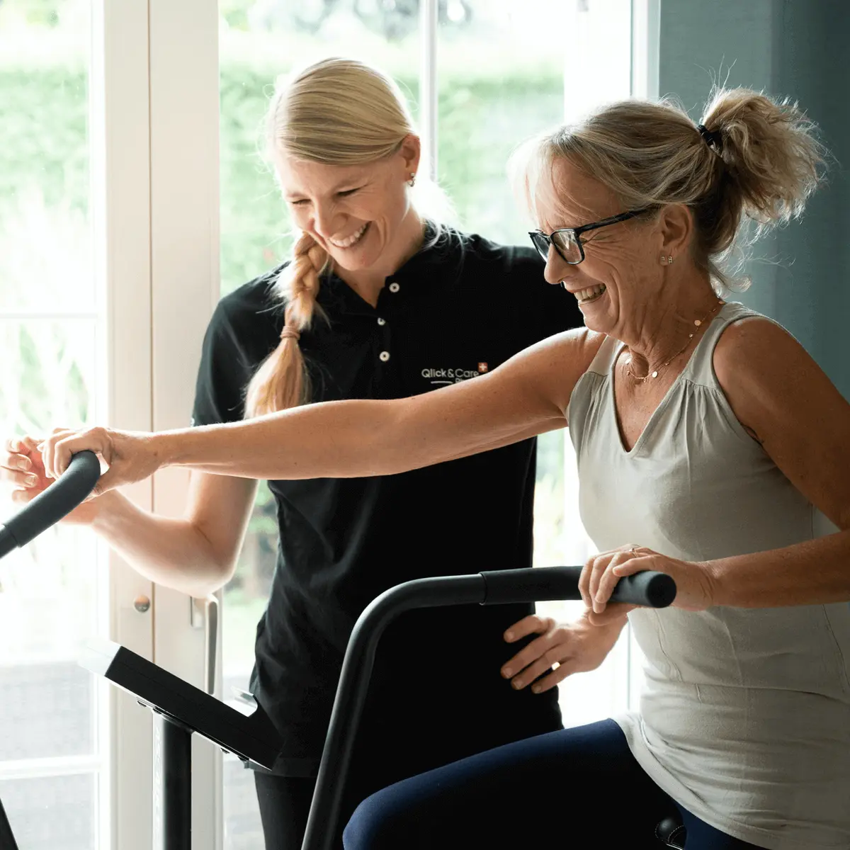 Patiente accompagnée pendant une séance de réadaptation cardiaque
